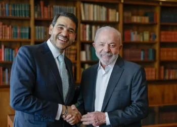 Presidente Lula indica Jorge Messias para vaga de Barroso no STF