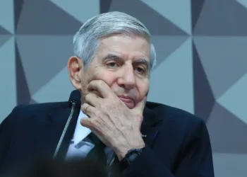 Moraes, do STF, pede comprovação do histórico clínico de Augusto Heleno
