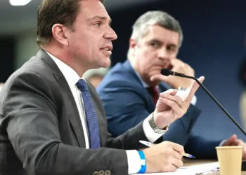 Moraes determina prisão de Alexandre Ramagem após deputado ser visto em Miami