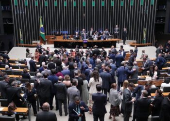 Com 227 votos contra, Câmara mantém mandato da deputada Carla Zambelli