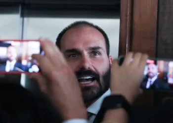 Motta notifica Eduardo Bolsonaro sobre processo de perda do mandato