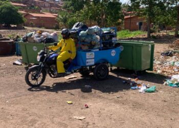 Teresina usa motocicleta para coleta de lixo nos locais de difícil acesso