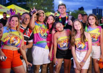 Blocos lotam avenidas e praças de Teresina no sábado de Carnaval