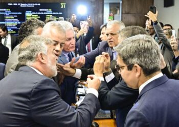 Sob protestos, CPMI aprova quebra de sigilos de filho do presidente Lula