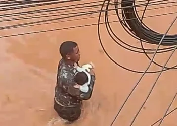 “Eu só fui”: ex-soldado salva criança de inundação em Juiz de Fora, Minas Gerais