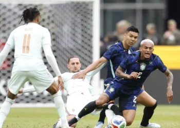 Com um a mais, Brasil joga mal e perde de 2 a 1 para a França nos EUA