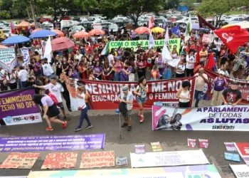 “Parem de nos matar”: exigem mulheres durante manifestação no 8 de março em Brasília
