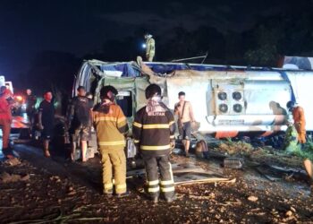 Acidente com ônibus de banda na BR-316, em Teresina, deixa feridos