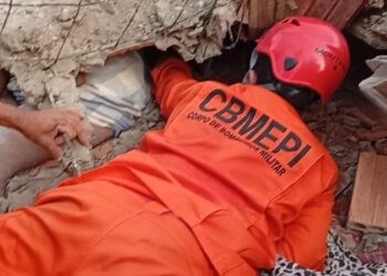 Bombeiros resgatam criança e adolescentes vivos após desabamento em Barras; mãe e filhos morrem