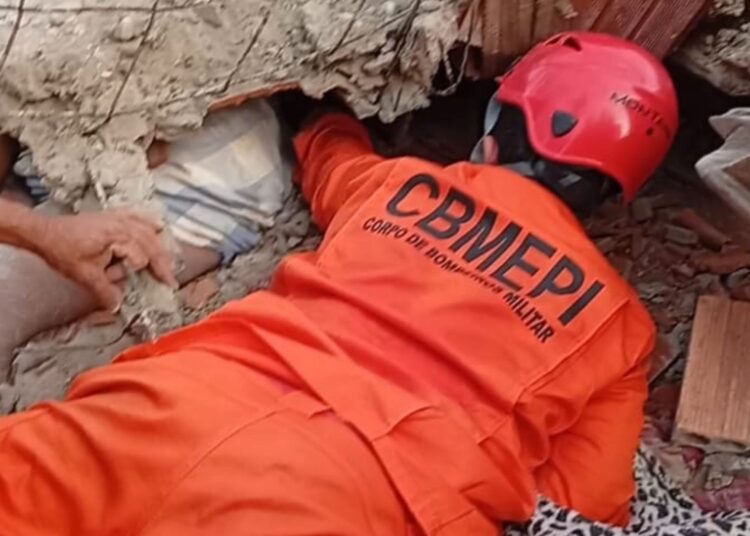 Bombeiros resgatam criança e adolescentes vivos após desabamento em Barras; mãe e filhos morrem