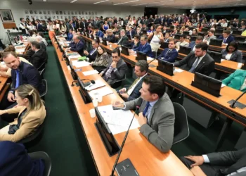 CCJ da Câmara retoma análise do fim da escala 6×1 nesta quarta-feira