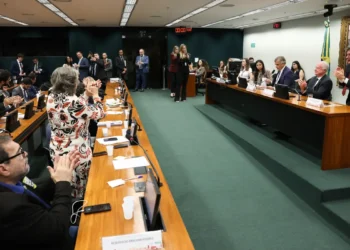 CCJ da Câmara aprova admissão de PECs pelo fim da escala 6×1