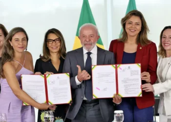 Lula sanciona leis para fortalecer combate à violência contra mulheres