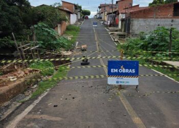 Prefeitura interdita rua após erosão no bairro Vila da Paz, em Teresina