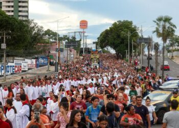 Fiéis do Piauí participam da procissão “Teresina Ressuscita com Cristo”