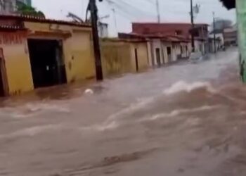 Forte chuva alaga ruas em vários bairros e causa transtornos em São Luís