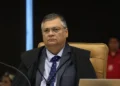 Flávio Dino pede que Câmara explique viagem do deputado Mário Frias ao exterior