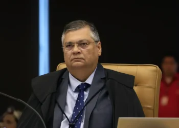 Flávio Dino pede que Câmara explique viagem do deputado Mário Frias ao exterior