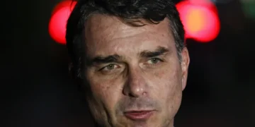 Flávio Bolsonaro admite cobrança a Vorcaro, mas nega crime