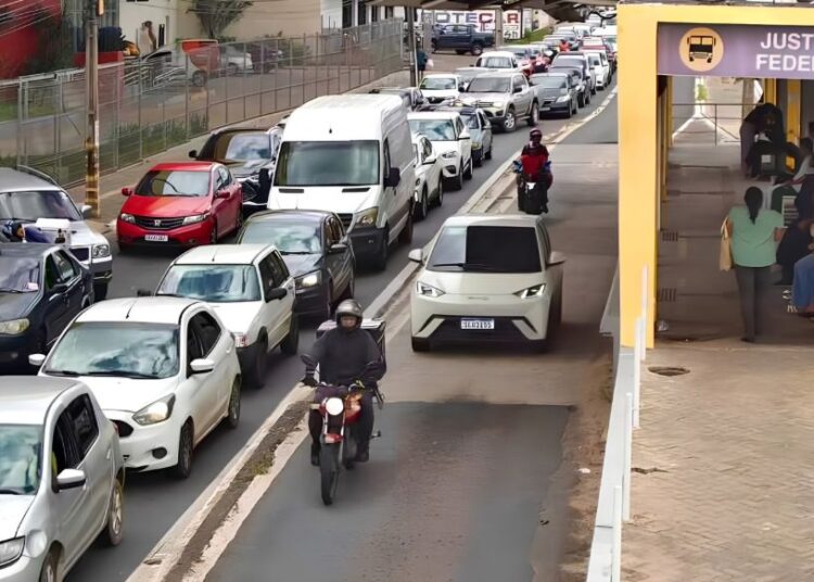 Strans abre recadastramento de motoristas de app para uso das faixas de ônibus