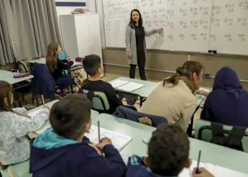 Senado aprova MP que estabelece piso salarial de R$ 5.130 para professores