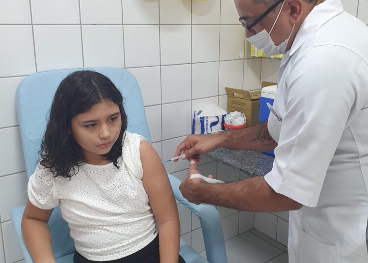 População de 10 a 14 anos é convocada para vacinação contra dengue em Teresina