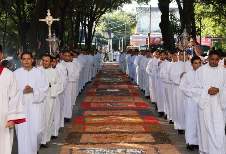 Tapetes coloridos e procissão marcam celebração do dia de Corpus Christi em Teresina
