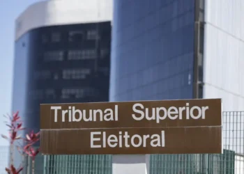 TSE julga liminar de Nunes Marques que suspendeu pesquisa desfavorável a Flávio Bolsonaro