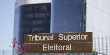 TSE julga liminar que suspendeu pesquisa desfavorável ao pré-candidato Flávio Bolsonaro
