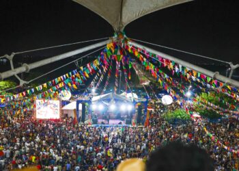 São Luís: grupos de bumba meu boi, maranhenses e turistas fazem a festa na Capela de São Pedro
