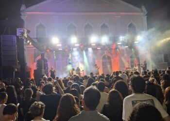Público lota praça em Teresina para ver show do cantor Chico Chico