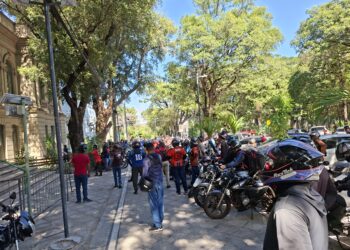Motoboys fazem protesto em frente à Prefeitura de Teresina
