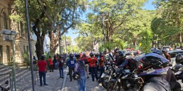 Motoboys fazem protesto em frente à Prefeitura de Teresina