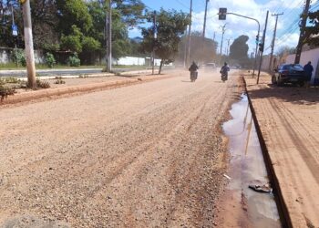 Motoristas reclamam de obra inacabada em avenida da zona Sul de Teresina