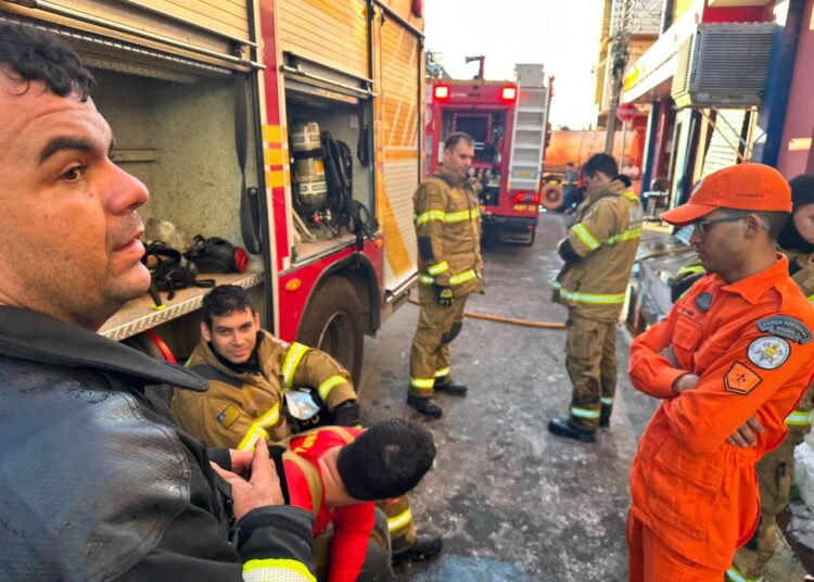 Incêndio de grandes proporções atinge supermercado em Piracuruca