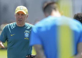Ancelotti dá pista de Martinelli para vaga de Paquetá contra Noruega