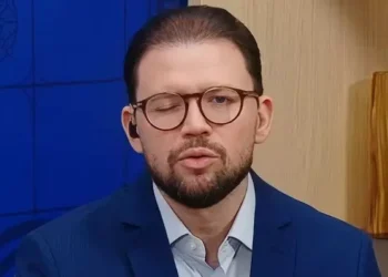 Jornalista sente complicações no olho após procedimento estético