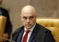 Após carta, Moraes suspende visitas de Flávio ao pai Jair Bolsonaro na prisão domiciliar
