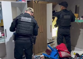 Polícia cumpre sete mandados e prende foragido por homicídio durante ação contra organizações criminosas