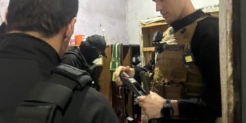 Polícia cumpre 45 mandados contra facção acusada de homicídios
