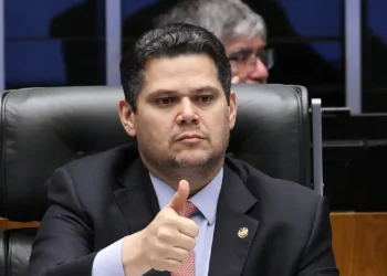 Senado: Davi Alcolumbre destrava PEC do fim da escala 6×1 após conversas com Lula