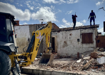 PMT inicia reconstrução de casa após retirada de 40 toneladas de lixo