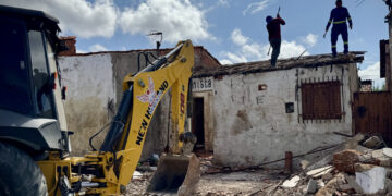 PMT inicia reconstrução de casa após retirada de 40 toneladas de lixo