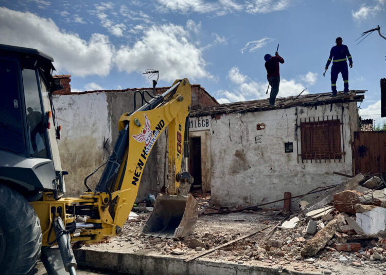 PMT inicia reconstrução de casa após retirada de 40 toneladas de lixo