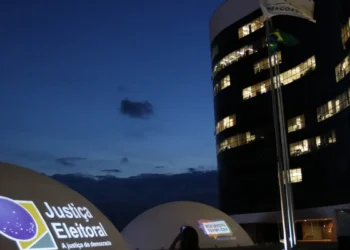 TSE nega hackeamento após Flávio Bolsonaro aparecer filiado ao Missão