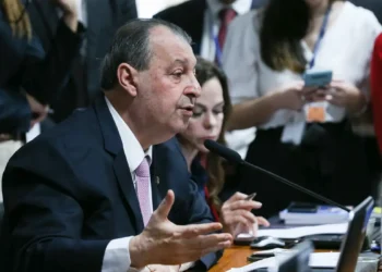 Relator da CCJ do Senado vota PEC que acaba com escala 6×1