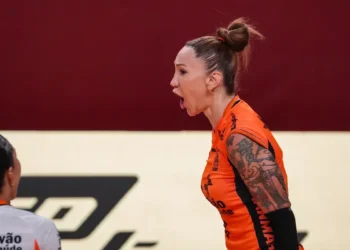 Jogadora Tifanny se pronuncia após regra que impede trans no vôlei: “Retrocesso”