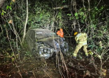 Mulher sofre acidente na BR-343, fica presa às ferragens do carro e pede ajuda aos bombeiros