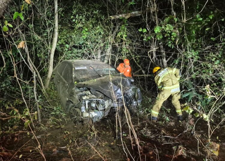 Mulher sofre acidente na BR-343, fica presa às ferragens do carro e pede ajuda aos bombeiros