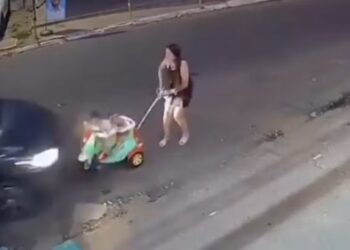 Motorista atropela irmãos gêmeos de 11 meses durante passeio em um carrinho de bebê